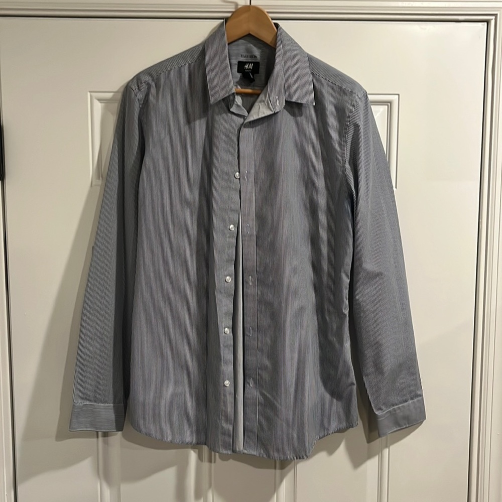 Men’s medium, slim fit, H&M button up dress shirts.